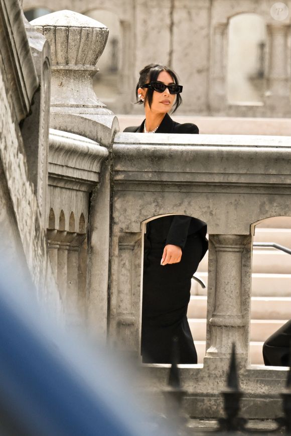L'ex-femme de Kanye West a donc donné sa version des faits, non sans émotion 

La star américaine Kim Kardashian, avec sa mère Kris Jenner et son avocat Michael Rhodes, est arrivée au procès de la rue tronchet des "Papys braqueurs" au palais de justice de Paris, France, le 13 mai 2025. La star américaine doit décrire cette nuit qui l’a «traumatisée», selon ses mots, 9 hommes et 1 femme sont jugés, soupconnés d'avoir participé au casse du siècle, en dérobant à la star 9 millions d'euros de bijoux dans la nuit du 2 au 3 octobre 2016. © Bestimage