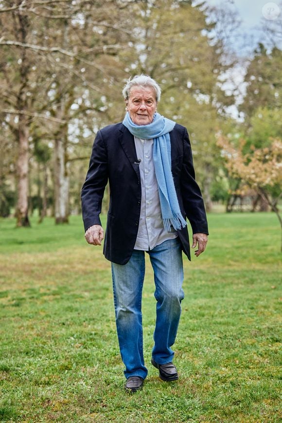 Exclusif - Alain Delon s'entretient avec Cyril Viguier dans sa maison de Douchy-Montcorbon le 17 avril 2021.
© Cyril Moreau / Bestimage