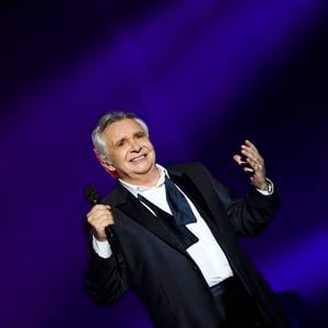Avec humour, il débute en affirmant avoir “toutes les raisons d’en vouloir” au chanteur qui a épousé sa sœur, Anne-Marie Périer.

Michel Sardou en concert à la Seine Musicale, jusqu'au 7 janvier 2018 et les 14 et 15 mars, pour sa dernière tournée "La dernière danse" à Boulogne-Billancourt. Le 26 décembre 2017.
© Pierre Perusseau / Bestimage