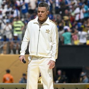 Le chanteur Robbie Williams se produit lors de la cérémonie d'ouverture du match de la finale de la Coupe du Monde des Clubs de la FIFA 2025 entre le Paris Saint-Germain (PSG) de France et le Chelsea FC d'Angleterre, au MetLife Stadium, East Rutherford, NJ, 13 juillet 2025. Le Chelsea FC a battu le Paris Saint-Germain sur le score de 3-0. Photo by Anthony Behar/SPUS/ABACAPRESS.COM