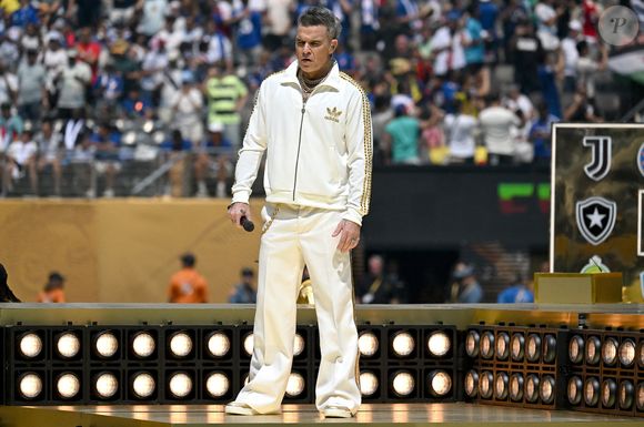 Le chanteur Robbie Williams se produit lors de la cérémonie d'ouverture du match de la finale de la Coupe du Monde des Clubs de la FIFA 2025 entre le Paris Saint-Germain (PSG) de France et le Chelsea FC d'Angleterre, au MetLife Stadium, East Rutherford, NJ, 13 juillet 2025. Le Chelsea FC a battu le Paris Saint-Germain sur le score de 3-0. Photo by Anthony Behar/SPUS/ABACAPRESS.COM