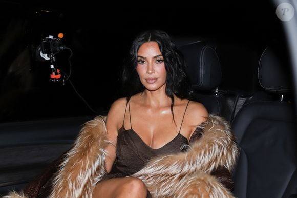 Kim Kardashian et sa mère sortent du restaurant Le Voltaire à Paris le 13 mai 2025.

© Yoann Ouahcene / Bestimage