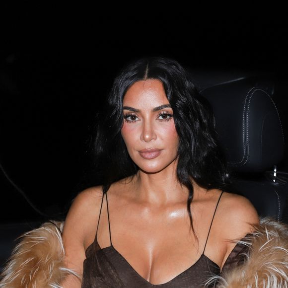 Kim Kardashian et sa mère sortent du restaurant Le Voltaire à Paris le 13 mai 2025.

© Yoann Ouahcene / Bestimage