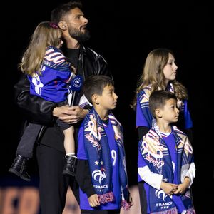Olivier Giroud, entouré de ses enfants Aria, Aaron, Evan et Jade, reçoit un hommage au Stade de France avant le Quart de finale de la Ligue des Nations de l'UEFA 2025 "France - Croatie (2-0 / tab 5-4)" au Stade de France à Saint-Denis, le 23 mars 2025.
© Cyril Moreau/Bestimage