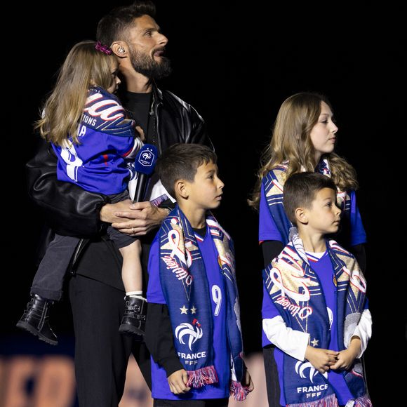 Olivier Giroud, entouré de ses enfants Aria, Aaron, Evan et Jade, reçoit un hommage au Stade de France avant le Quart de finale de la Ligue des Nations de l'UEFA 2025 "France - Croatie (2-0 / tab 5-4)" au Stade de France à Saint-Denis, le 23 mars 2025.
© Cyril Moreau/Bestimage