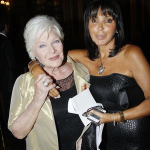 Mais pour se faire une place dans ce milieu très fermé, elle a été obligée d'apprendre à lire.

Jackie Lombard et Line Renaud, le 9 septembre 2012.

Photo : Bertrand Rindoff-Petroff / Bestimage