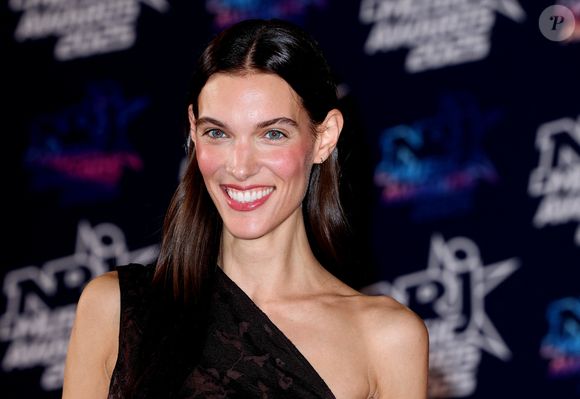 Charlotte Cardin au photocall de la 27ème édition des NRJ Music Awards au palais des Festivals de Cannes, France, le 31 octobre 2025. © Dominique Jacovides/Bestimage