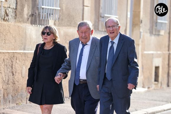 Quelques jours à peine avant ces tristes obsèques, Guy Roux se prononçait toutefois dans la presse en évoquant notamment la récente nomination de Zinedine Zidane à la tête de l'Équipe de France. Preuve qu'il est toujours un passionné.

Guy Roux arrivant aux obsèques de François Patriat, ancien ministre, en la collégiale de Semur-en-Auxois le 25 août 2026. © Dominique Jacovides / Bestimage