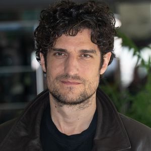 Pendant son enfance, sa mère lui écrivait des lettres pour lui faire des reproches après chaque dispute.

Rome, ITALIE  Louis Garrel pose pour les photographes lors de la séance photo organisée pour le film « Coutures » dans le cadre de la XVIe édition du Festival du film français Rendez-Vous 2026.

Sur la photo : Louis Garrel
Backgrid UK/ Bestimage