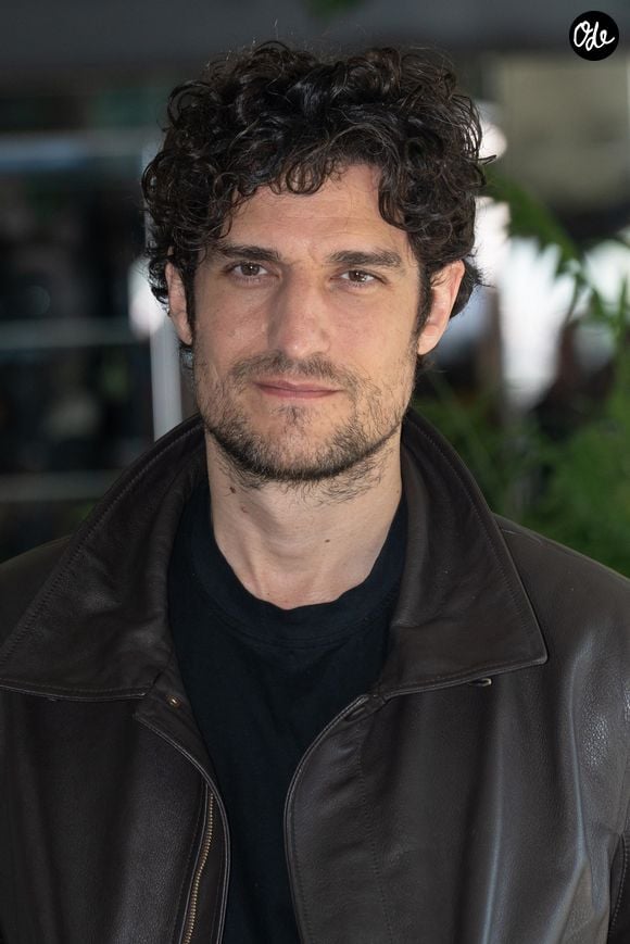 Pendant son enfance, sa mère lui écrivait des lettres pour lui faire des reproches après chaque dispute.

Rome, ITALIE  Louis Garrel pose pour les photographes lors de la séance photo organisée pour le film « Coutures » dans le cadre de la XVIe édition du Festival du film français Rendez-Vous 2026.

Sur la photo : Louis Garrel
Backgrid UK/ Bestimage