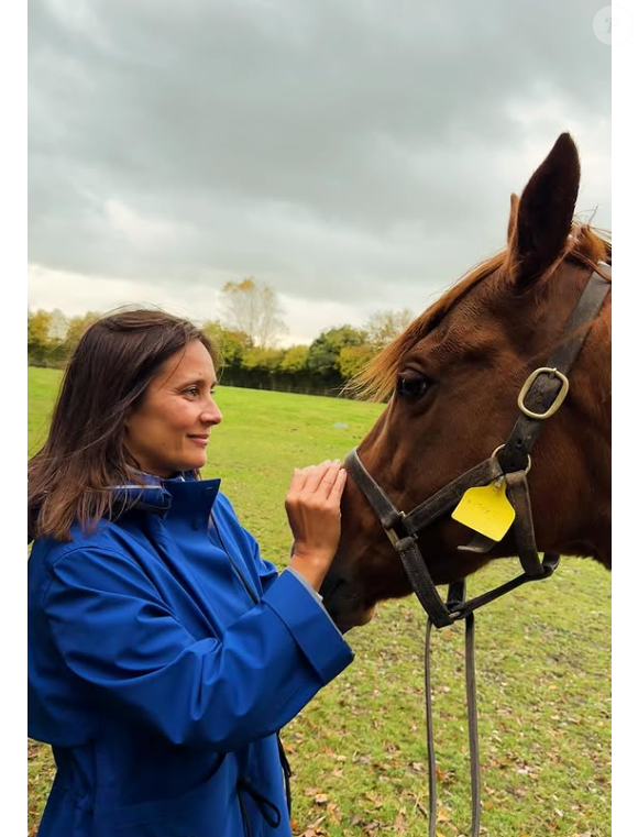 Ils 'agit de Christophe Clément, entraîneur de chevaux de course.

Julie de Bona et sa soeur Catherine qui vient de perdre son mari.