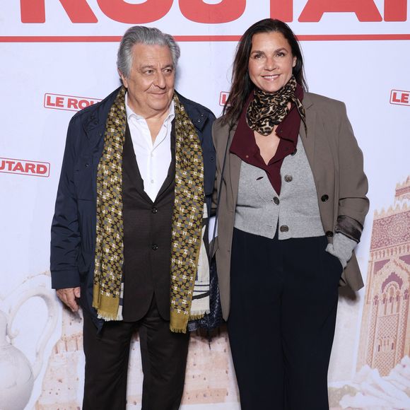 Et ce n'est pas tout ! Christian Clavier a attiré tous les regards avec son épouse Isabelle De Araujo. Plus élégants que jamais et parfaitement assortis, les tourtereaux ont fait sensation sur le photocall !

Christian Clavier et sa femme Isabelle de Araujo - Avant-première du film "Le Routard" au cinéma Max Linder à Paris le 24 mars 2025. © Denis Guignebourg/Bestimage