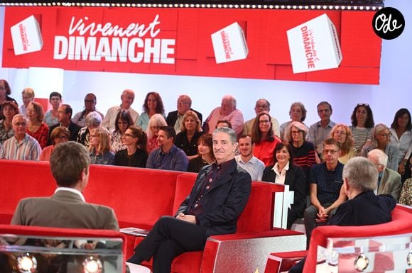 Simon Abkarian, Antonin Baudry et Michel Drucker lors de l'enregistrement de l'émission Vivement dimanche édition spéciale intitulée 'Général de Gaulle' au studio Rive gauche, présentée par M.Drucker et diffusée le 11 octobre sur France 3, à Paris, France, le 30 septembre 2026. © Guillaume Gaffiot/Bestimage