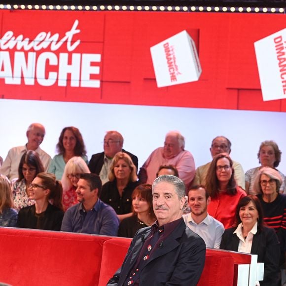 Simon Abkarian, Antonin Baudry et Michel Drucker lors de l'enregistrement de l'émission Vivement dimanche édition spéciale intitulée 'Général de Gaulle' au studio Rive gauche, présentée par M.Drucker et diffusée le 11 octobre sur France 3, à Paris, France, le 30 septembre 2026. © Guillaume Gaffiot/Bestimage