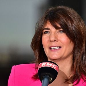 Info - Estelle Denis va animer "Ça se discute" sur RMC Story - Estelle Denis présente son émission "Estelle Midi" (RMC) depuis le sommet pour l'action sur l'IA au Grand Palais à Paris le 10 février 2025.

© Christian Liewig / Bestimage