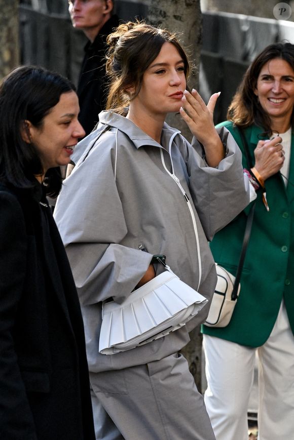 Adele Exarchopoulos arrivant au défilé Lacoste pendant la semaine de la mode à Paris, France, le 5 octobre 2025. Photo by Julien Reynaud/APS-Medias/ABACAPRESS.COM