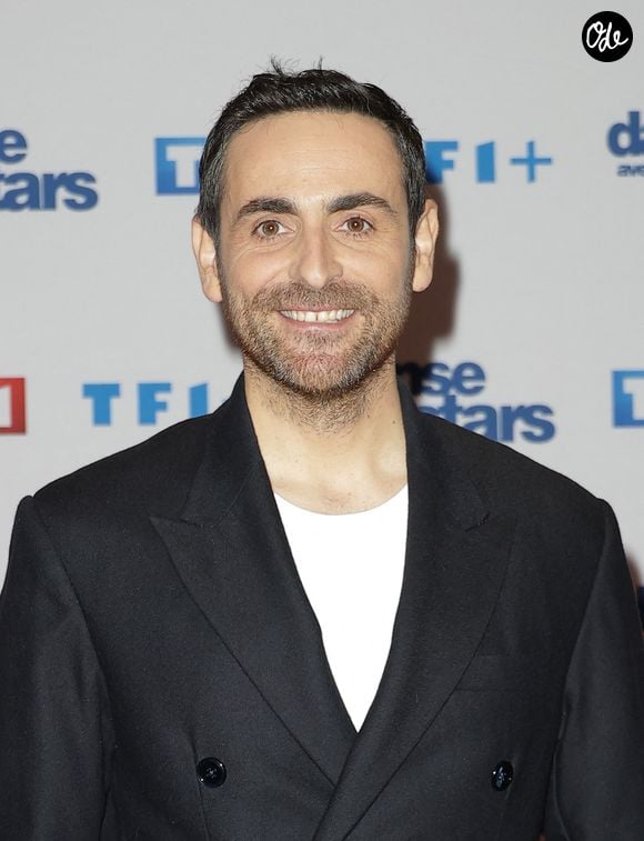 Malgré une affaire dont il aurait pu vivre, il a préféré poursuivre son rêve et s'est lancé dans la radio, passant notamment par Fun Radio, NRJ puis Virgin Radio.

Camille Combal - Photocall de lancement de la saison 2026 de "Danse avec les stars" (DALS) au siège de TF1 à Boulogne-Billancourt le 18 décembre 2025. © Coadic Guirec/Bestimage
