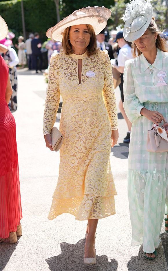 Cette dernière a opté pour une robe transparente dans des tons verts délicats

Carole Middleton et sa belle-fille A.Middleton (Thevenet) assistent aux courses hippiques Royal Ascot, le 18 juin 2025. Crédit photo : Julien Burton / Bestimage