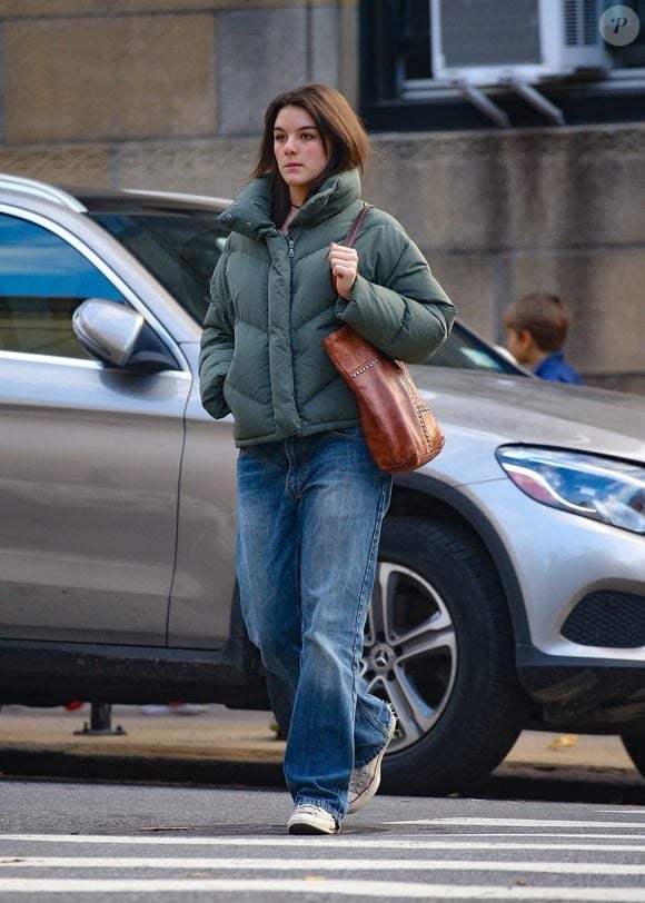 New York, NY - EXCLUSIF - Suri Cruise est arrivée au Barrymore Theatre pour voir sa mère, Katie Holmes, jouer dans « Our Town » pour son anniversaire.