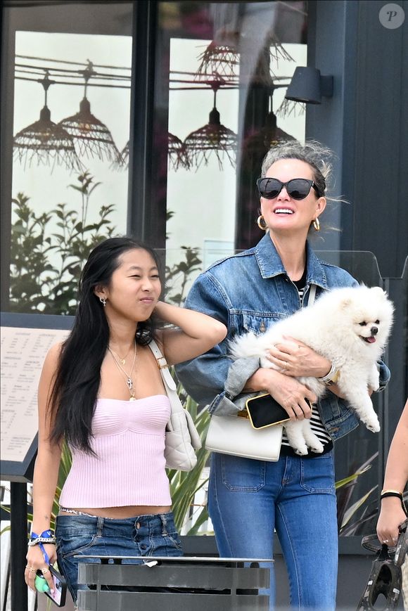Exclusif - Laeticia Hallyday et ses filles Jade et Joy (qui résident depuis quelques jours dans la propriété familiale du Cap-d'Ail) arrivent à Marseillan pour déjeuner avec Elyette Boudou "Mamie Rock" (qui fêtera ses 89 ans le 5 juillet prochain), accompagné de son père André Boudou et sa fille Alcéa (demi soeur de Laeticia). Toute la famille est allée déjeuner à la crêperie "La Maison de Camille" à Marseillan, France, le 2 juillet 2024. © Agence / Bestimage