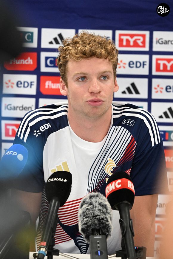 Léon Marchand lors d'une conférence de presse pendant le stage de préparation de l'équipe de France de natation au CREPS de Vichy, à Vichy le 1er août 2026. © Mourad Allili /PsnewZ/Bestimage