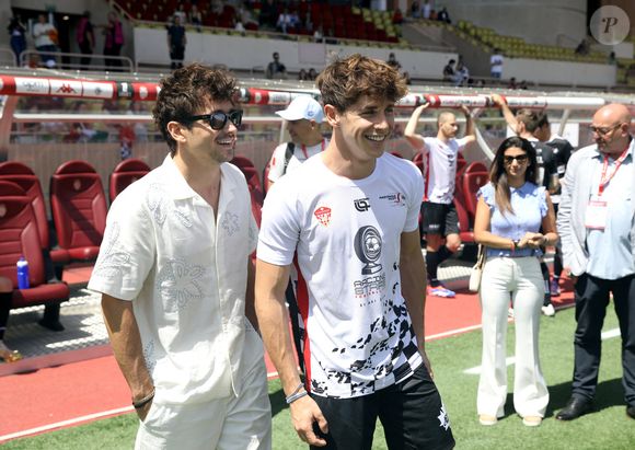 Charles et son frère Arthur Leclerc lors du match de football Racing Stars Football Cup opposant Les pilotes Nazionale Piloti contre les Barbagiuans au stade Louis II à Monaco, le 21 mai 2025. Jean-François Ottonello/Nice Matin/Bestimage