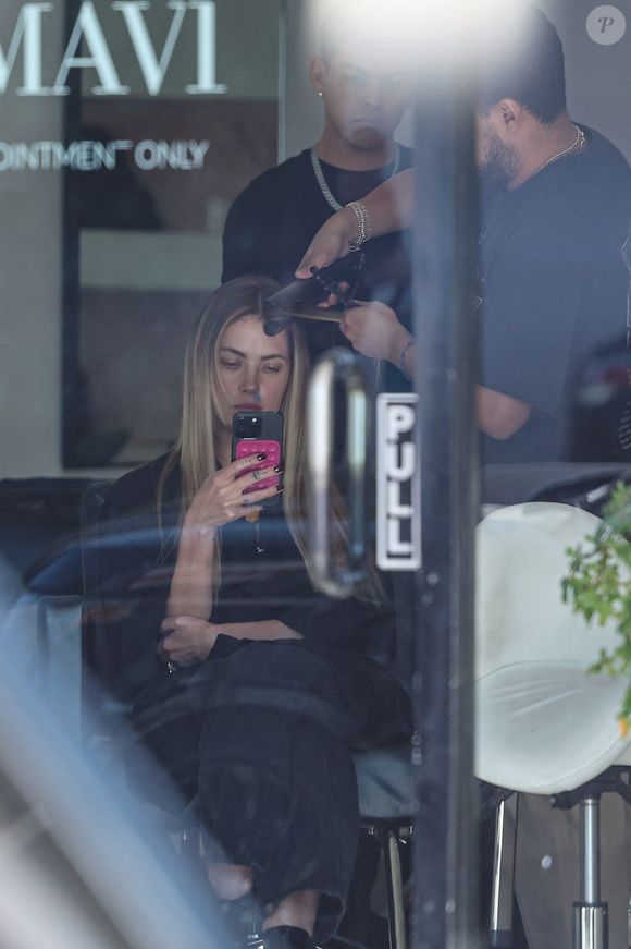 Los Angeles, CA - EXCLUSIF - L'actrice Ashley Benson a fait une déclaration avec son t-shirt "Sex, Breakfast of Champions" lors d'une visite dans un salon de coiffure. La star de "Pretty Little Liars" est restée décontractée lors de sa visite au salon de coiffure.

Sur la photo : Ashley Benson
Backgrid USA / Bestimage