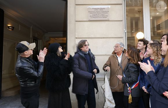 Étienne Daho, Thomas Dutronc, Jean-Marie Périer et Delphine Bürkli (maire du 9ème arrondissement de Paris) - Dévoilement d'une plaque commémorative en hommage à Françoise Hardy (veille de ce qui aurait été le 82ème anniversaire) apposée sur la façade du 24 rue d'Aumale à Paris, France, le 16 janvier 2026, où la chanteuse a vécu son enfance et son adolescence jusqu'à ses premiers succès. En présence des élèves du département théâtre et jazz du Conservatoire municipal Nadia et Lili Boulanger. © Coadic Guirec/Bestimage