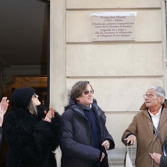 Étienne Daho, Thomas Dutronc, Jean-Marie Périer et Delphine Bürkli (maire du 9ème arrondissement de Paris) - Dévoilement d'une plaque commémorative en hommage à Françoise Hardy (veille de ce qui aurait été le 82ème anniversaire) apposée sur la façade du 24 rue d'Aumale à Paris, France, le 16 janvier 2026, où la chanteuse a vécu son enfance et son adolescence jusqu'à ses premiers succès. En présence des élèves du département théâtre et jazz du Conservatoire municipal Nadia et Lili Boulanger. © Coadic Guirec/Bestimage