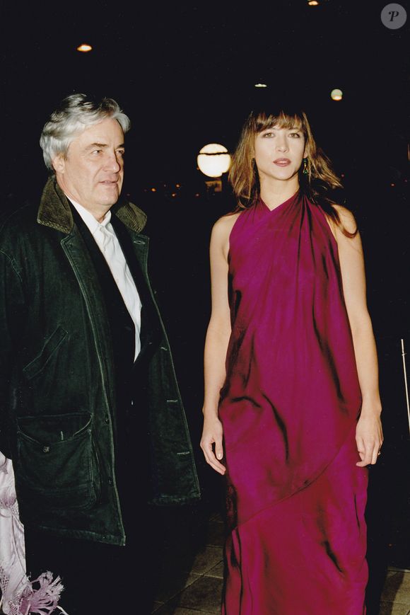 Mais sept ans avant l'arrivée de sa cadette, Sophie Marceau a accouché de son fils aîné prénommé Vincent, né de sa relation passée avec le réalisateur polonais Andrzej Zulawski, de 26 ans son aîné, disparu en 2016. 

Andrzej Zulawski et Sophie Marceau à la Nuit des Césars le 6 mars 1999. (JLPPA / Bestimage).