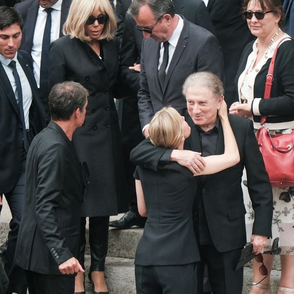 sa veuve Audrey Crespo-Mara et leur famille recomposée


Brigitte Macron, Michel Drucker, Audrey Crespo-Mara - Sorties des obsèques de Thierry Ardisson en l’église Saint-Roch de Paris, France, le 17 juillet 2025. © Bestimage