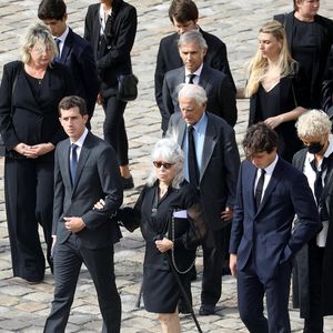Les membres de la famille, Alain Belmondo (frère), Luana, Paul, Alessandro, Victor, Florence (Fille), Giacomo, Olivier (Neveu fils d'Alain), Muriel Belmondo (soeur), Elodie Constantin et guest lors de la cérémonie d’hommage national à Jean-Paul Belmondo à l’Hôtel des Invalides à Paris, France, le 9 septembre 2021. © Dominique Jacovides/Bestimage