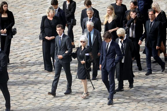 Les membres de la famille, Alain Belmondo (frère), Luana, Paul, Alessandro, Victor, Florence (Fille), Giacomo, Olivier (Neveu fils d'Alain), Muriel Belmondo (soeur), Elodie Constantin et guest lors de la cérémonie d’hommage national à Jean-Paul Belmondo à l’Hôtel des Invalides à Paris, France, le 9 septembre 2021. © Dominique Jacovides/Bestimage