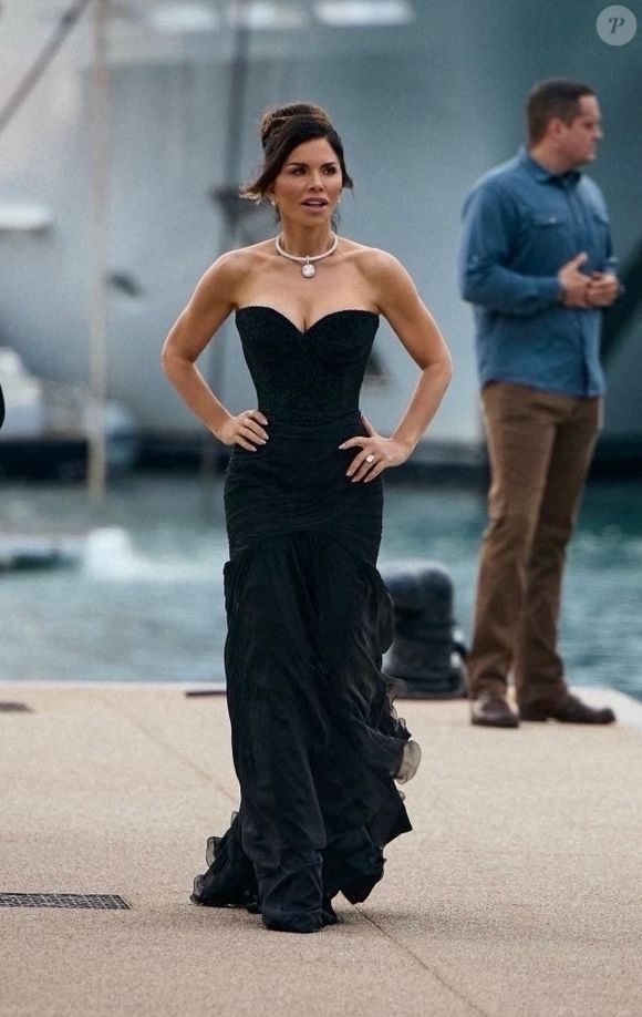 Exclusif - Jeff Bezos et sa fiancée Lauren Sanchez se rendent à la soirée du "Global Gift Gala" lors du 78ème Festival International du Film de Cannes lorsque Brian Grazer, arrive discrètement derrière eux pour subtiliser Lauren à son amoureux. Cannes, le 19 mai 2025.
