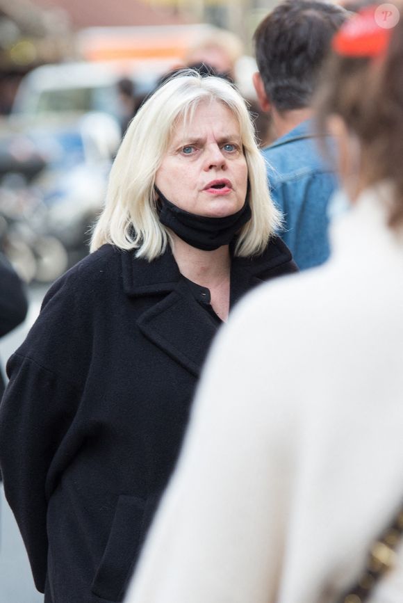 Isabelle Nanty lors de la cérémonie d'enterrement de François Florent, fondateur et directeur général du Cours Florent, devant l'église Saint-Roch à Paris, le 4 octobre 2021. Photo de Nasser Berzane/ABACAPRESS.COM
