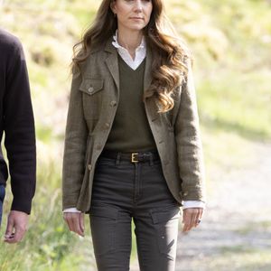 Le prince William, prince de Galles, et Catherine (Kate) Middleton, princesse de Galles, visitent la forêt communautaire d'Ardura et rencontrent les gardes forestiers de Mull et Iona, en Écosse, au Royaume-Uni, le 30 avril 2025. © GoffPhotos/Bestimage