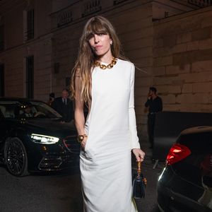 Lou Doillon arrivant au dîner de la maison Gucci "The art of silk" à l'Hôtel de Maisons à Paris le 2 avril 2025.
© Yehiel Chekroune / Bestimage