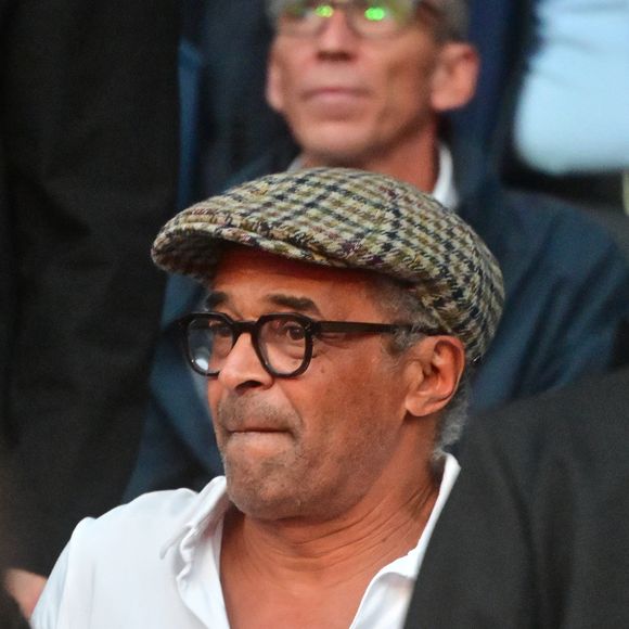 Ce moment est d'autant plus symbolique que l'ancien vainqueur de Roland-Garros avait préparé mentalement les joueurs du PSG lors de leur tout premier sacre européen en 1996.

Yannick Noah - Les célébrités dans les tribunes lors du match aller de la demi-finale de la Ligue Des Champions 2025-2026 (LDC) "Paris Saint-Germain (PSG) - Bayern Munich (5-4)" au Parc des Princes, le 28 avril 2026.
© Christian Liewig/Bestimage