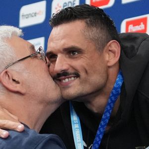 Interviewé par le Parisien Week-end, son père Jean-Luc Manaudou a expliqué comment il avait pris cette décision difficile.

Jean-Luc Manaudou félicite son fils Florent Manaudou - F.Manaudou remporte l'épreuve du 50 m nage libre, sous le regard de sa compagne L.Dumenil, aux championnats de France de Natation 2024 au centre aquatique Odyssée à Chartres, le 20 juin 2024. 
© Laurent Lairys / Panoramic / Bestimage