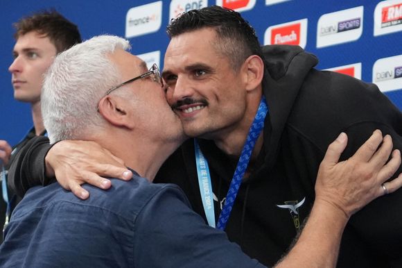 Interviewé par le Parisien Week-end, son père Jean-Luc Manaudou a expliqué comment il avait pris cette décision difficile.

Jean-Luc Manaudou félicite son fils Florent Manaudou - F.Manaudou remporte l'épreuve du 50 m nage libre, sous le regard de sa compagne L.Dumenil, aux championnats de France de Natation 2024 au centre aquatique Odyssée à Chartres, le 20 juin 2024. 
© Laurent Lairys / Panoramic / Bestimage