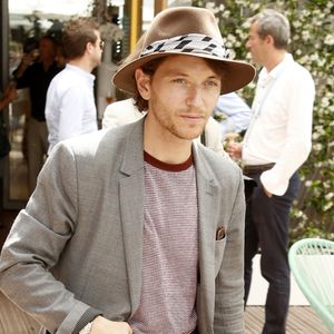 Le chanteur Raphaël au village lors des internationaux de tennis de Roland Garros à Paris le 8 juin 2018.
© Christophe Aubert via Bestimage