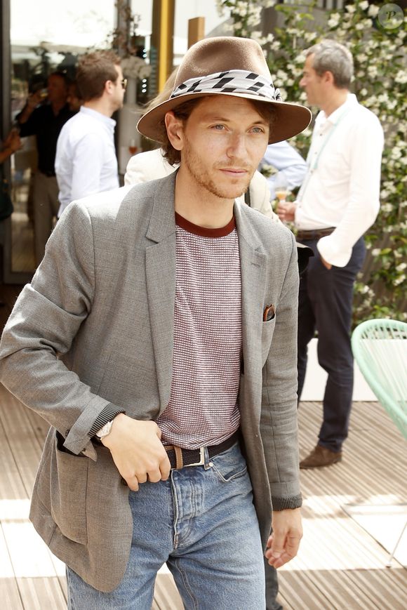 Le chanteur Raphaël au village lors des internationaux de tennis de Roland Garros à Paris le 8 juin 2018.
© Christophe Aubert via Bestimage
