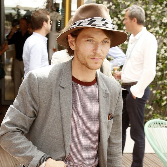 Le chanteur Raphaël au village lors des internationaux de tennis de Roland Garros à Paris le 8 juin 2018.
© Christophe Aubert via Bestimage