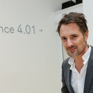 Exclusif - Vincent Cerutti lors d'une suspension d'audience de son procès pour atteinte sexuelle, pour avoir mordu, à deux reprises, les fesses de sa collaboratrice chez Chérie FM en 2015, Caroline Barel, au tribunal correctionnel de Paris, France, le 9 décembre 2025. © Julien Sarkissian/Bestimage