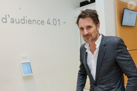 Exclusif - Vincent Cerutti lors d'une suspension d'audience de son procès pour atteinte sexuelle, pour avoir mordu, à deux reprises, les fesses de sa collaboratrice chez Chérie FM en 2015, Caroline Barel, au tribunal correctionnel de Paris, France, le 9 décembre 2025. © Julien Sarkissian/Bestimage