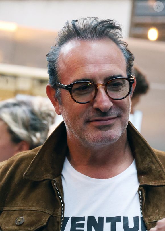 Jean Dujardin - Vernissage de l'exposition photos et du livre "La Boxe fait son cinéma" à l’hôtel Brach à Paris le 23 Septembre 2025. Ces clichés rendent hommage à plus de cinquante acteurs immortalisés dans des scènes où le noble art rencontre le 7ème art. © Denis Guignebourg/Bestimage