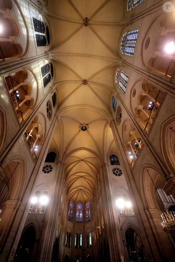 La cathédrale Notre-Dame affiche sa splendeur retrouvée, cinq ans après l'incendie, au coeur de Paris, à l'occasion de sa réouverture, le 7 décembre 2024. Joyau de l’art gothique, lieu de culte et de culture, symbole universel de la France et de son histoire, la cathédrale de Notre-Dame de Paris rouvre ses portes les 7 et 8 décembre, cinq ans après avoir été ravagée par les flammes le 15 avril 2019. 
© Dominique Jacovides / Bestimage