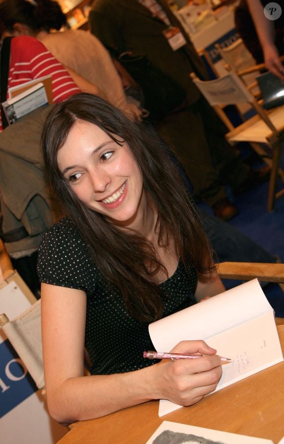 Lolita Sechan (fille du chanteur Renaud) signe des exemplaires de son livre lors de la dernière journée du Salon du Livre de Paris qui se tient à la Porte de Versailles à Paris, France, le 27 mars 2007. Photo par Denis Guignebourg/ABACAPRESS.COM