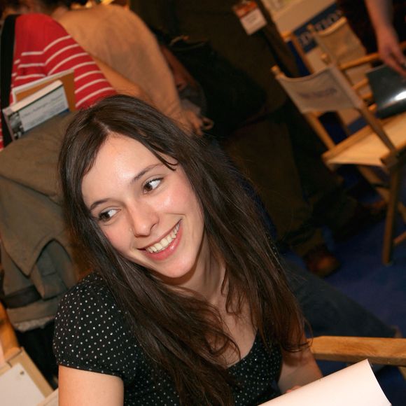 Lolita Sechan (fille du chanteur Renaud) signe des exemplaires de son livre lors de la dernière journée du Salon du Livre de Paris qui se tient à la Porte de Versailles à Paris, France, le 27 mars 2007. Photo par Denis Guignebourg/ABACAPRESS.COM