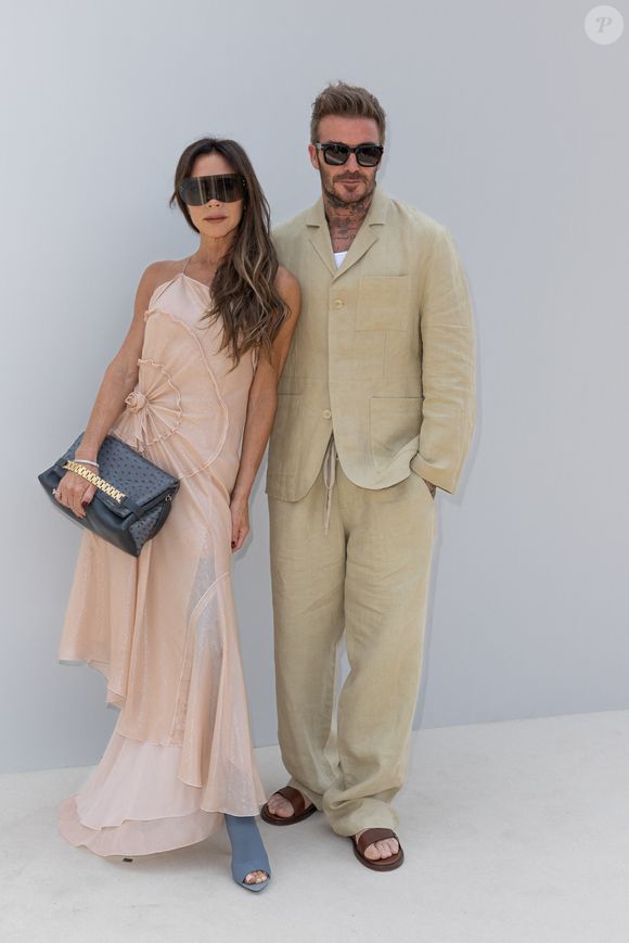 Victoria Beckham affirme ignorer les “bruits extérieurs” et refuse de prêter attention aux critiques.

Victoria Beckham et son mari David Beckham au photocall du défilé Jacquemus collection "Le chouchou" automne-hiver 2023/2024, même si la marque est désormais déconnectée du traditionnel calendrier de la mode et livre des collections qui ne sont plus liées aux saisons, au château de Versailles, France, le 26 juin 2023. © Olivier Borde/Bestimage